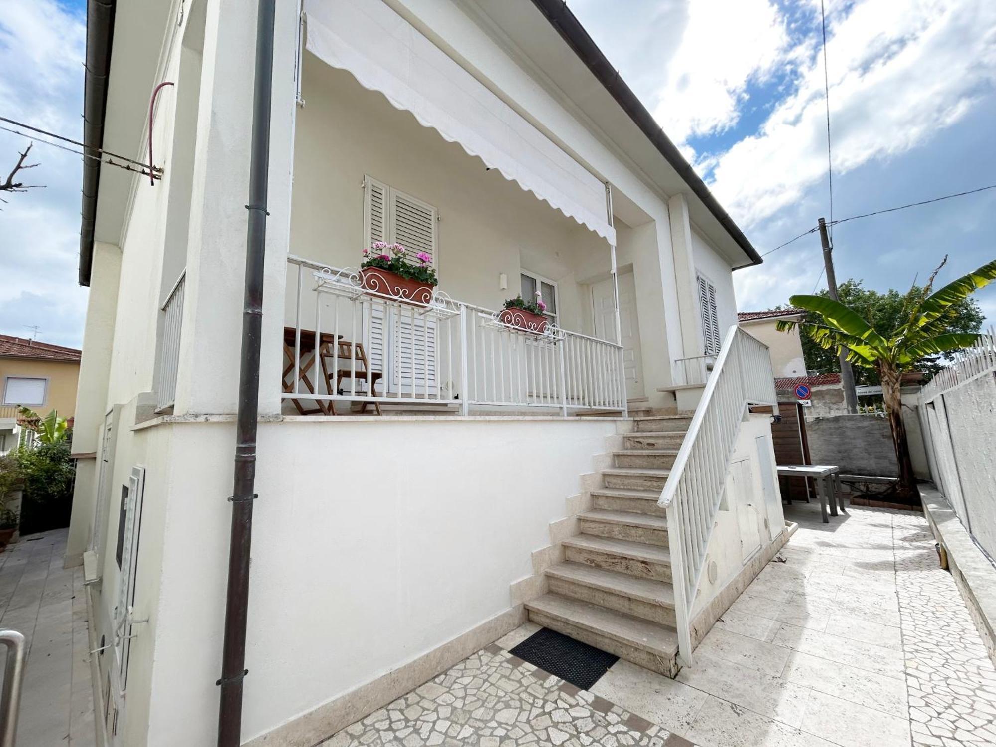 La Casa Di Rosi Al Mare Vada Exterior foto